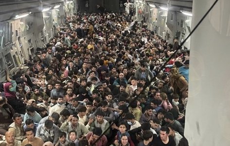 Снимка показва около 640 афганистански граждани, евакуирани на самолет C-17 Globemaster III на ВВС на САЩ от международното летище Хамид Карзай на 15 август 2021г. в Кабул.