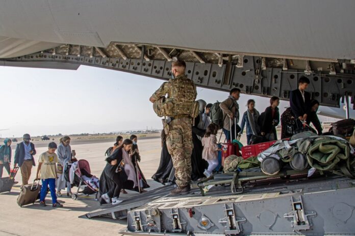 Британски граждани се качват на борда военен самолет на летището в Кабул
