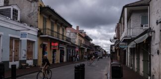 Относително тих следобед на улица „Бърбън“ във френския квартал, ден преди урагана „Ида“ да достигне сушата в Ню Орлиънс, Луизиана, САЩ, 28 август 2021г.