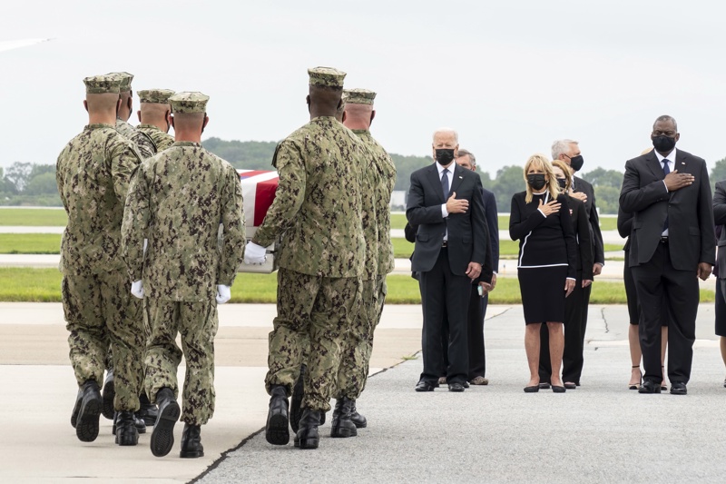 Президентът Джо Байдън, Джил Байдън и министърът на отбраната Лойд Остин наблюдават пристигането на телата на загиналите американски военнослужещи в Дувър, Делауеър, САЩ , 29 август 2021г. 