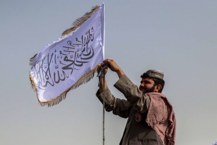 талибаните вдига знамето им в Кандахар