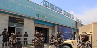 Талибаните охраняват международното летище Хамид Карзай след изтеглянето на САЩ от Афганистан, 31 август 2021г.