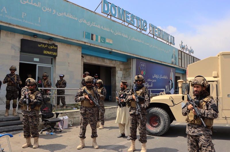 Талибаните охраняват международното летище Хамид Карзай след изтеглянето на САЩ от Афганистан, 31 август 2021г.