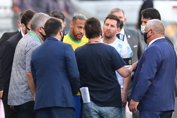 Неймар и Лионел Меси разговарят с бразилските здравни служители, след спирането на футболния мач между Бразилия и Аржентина