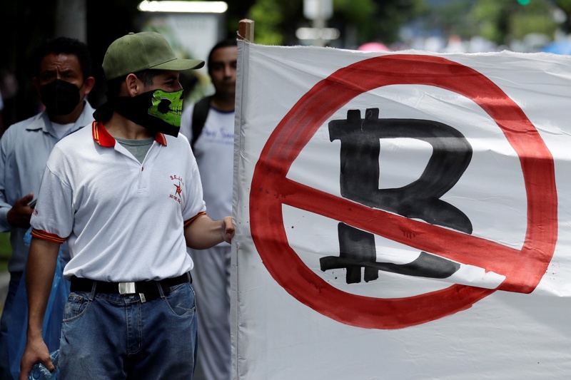 Протестиращ срещу въвеждането на биткойн, като официална валута в Сан Салвадор, Ел Салвадор, 07.09.21