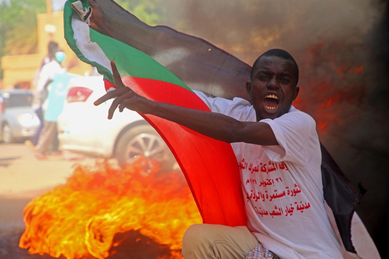 Протестиращ в подкрепа на гражданското правителство в Хартум, Судан, 21 октомври 2021г. Судан