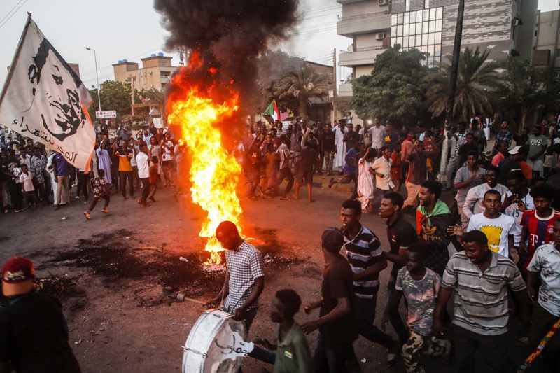 Судански протестиращи скандират лозунги до горящи гуми в столицата Хартум, 26 октомври 2021г. 