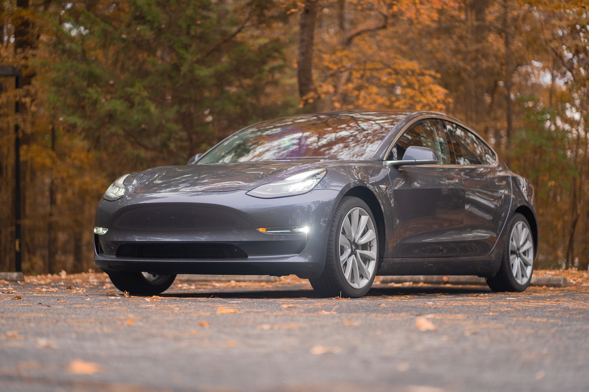 СподелиАмериканският производител на електромобили Тесла Tesla изтегля повече от 2