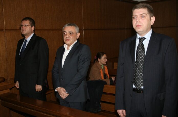 На снимката: Николай Цонев (л), съдия Петър Сантиров (д) и Тенчо Попов (ц)