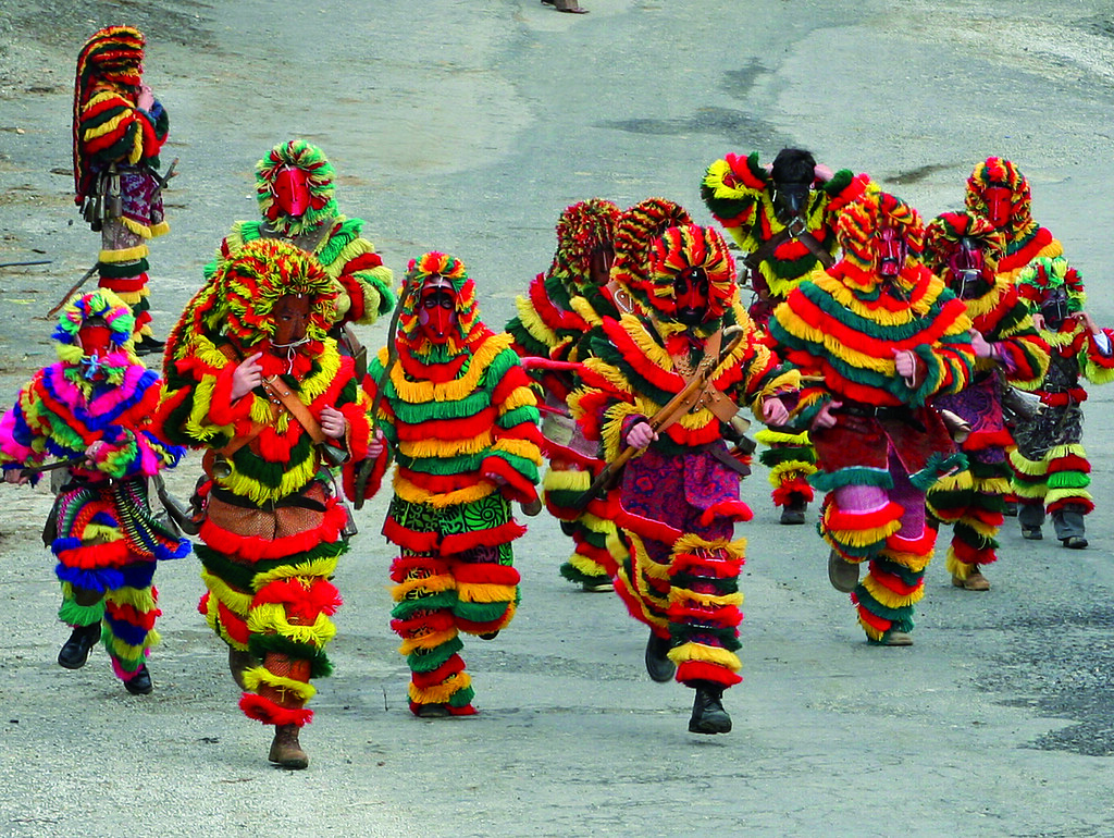 Мъже с маски по време на карнавала Каретос