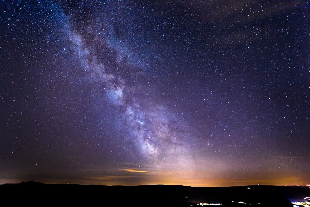С настъпването на нощта езерото Алкева предлага гледка към Млечния път