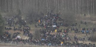 Мигранти зад граничната ограда в Беларус близо до полско-белоруския граничен пункт в Кузница, 08 ноември 2021г.