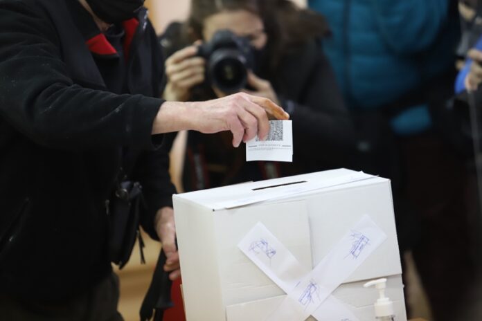 Произведените вчера предсрочни парламентарни избори в България излъчиха нов победител