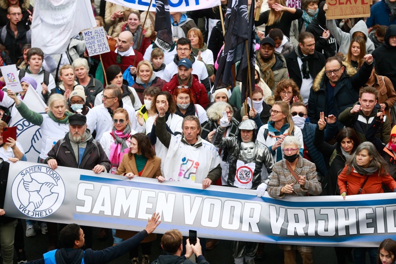 Хора участват в протест срещу мерките в Брюксел, Белгия, 21.11.2021г. 