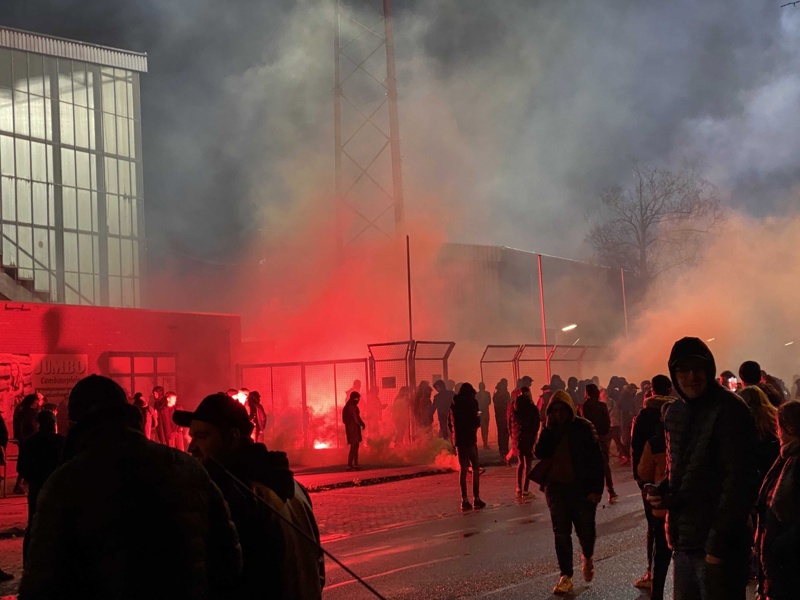 Привърженици палят сигнални ракети пред стадион в Нидерландия, 22.11.2021г.