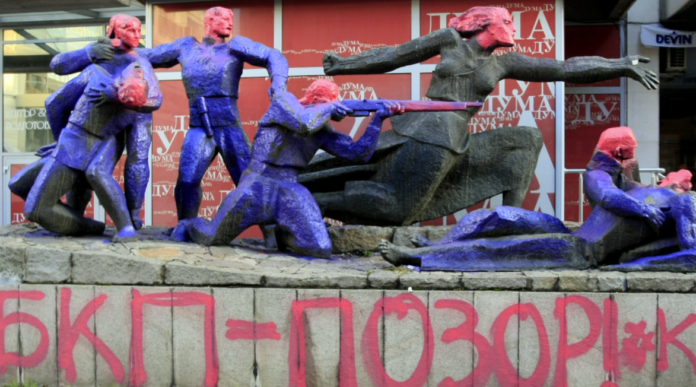 паметника на партизаните пред централата на БСП в София