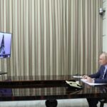 Руският президент Владимир Путин провежда разговора с президента на САЩ Джо Байдън чрез видеоконферентна връзка
