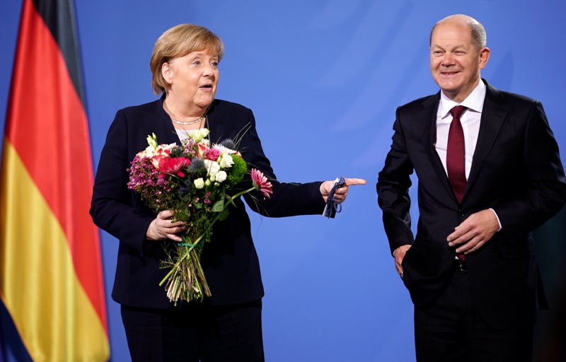 Ангела Меркел предава властта на наследника си Олаф Шолц