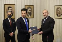 Президентът Румен радев връчва мандат за съставяне на правителство на Кирил Петков от ПП