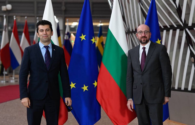 Кирил Петков и председателят на Европейския съвет Шарл Мишел