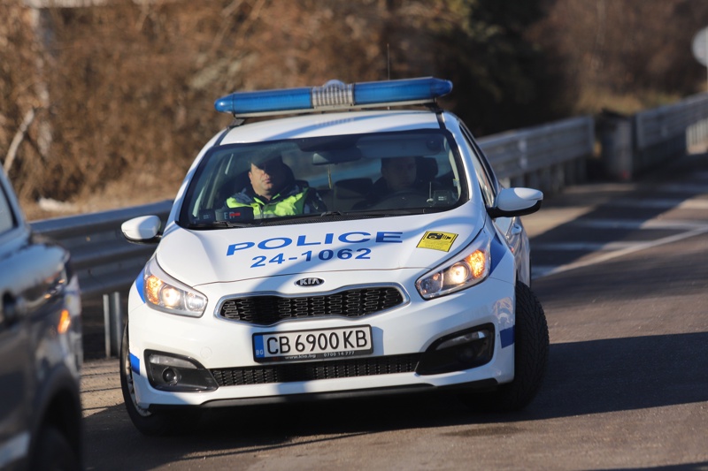 Сливенски полицаи задържаха седемдесет мигранти на автомагистрала Тракия съобщиха от