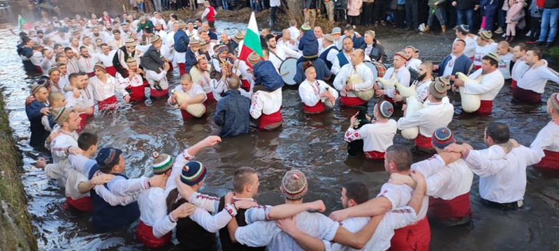  КАЛОФЕР-БОГОЯВЛЕНИЕ-МЪЖКО ХОРО 