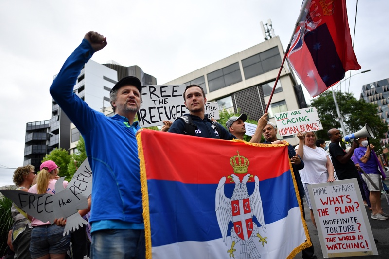 Привърженици пред хотел Парк, където се смята, че сръбският тенисист Новак Джокович е задържан в Мелбърн