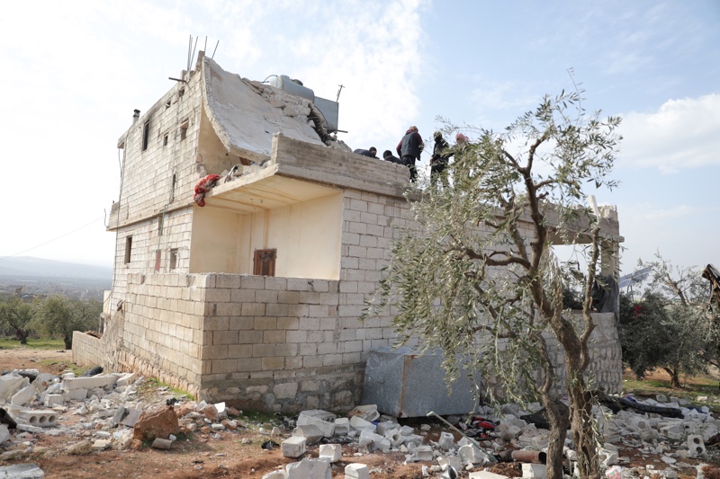 Повредена къща след антитерористичната операция на американските специални сили в село Атма, Сирия.