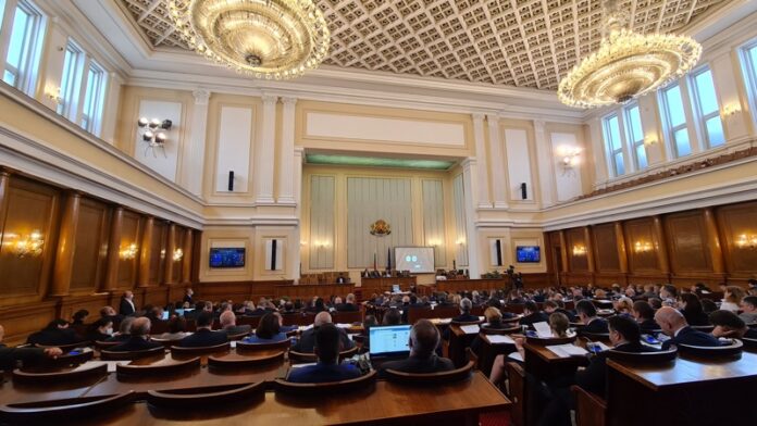 Парламентът ще изслуша служебния министър на финансите Росица Велкова за