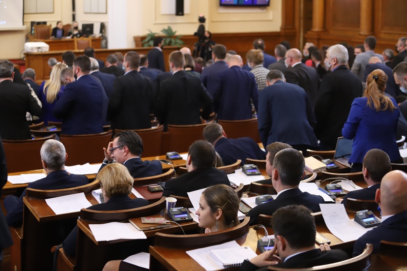 От вчера България отново има действащ парламент 240 народни представители