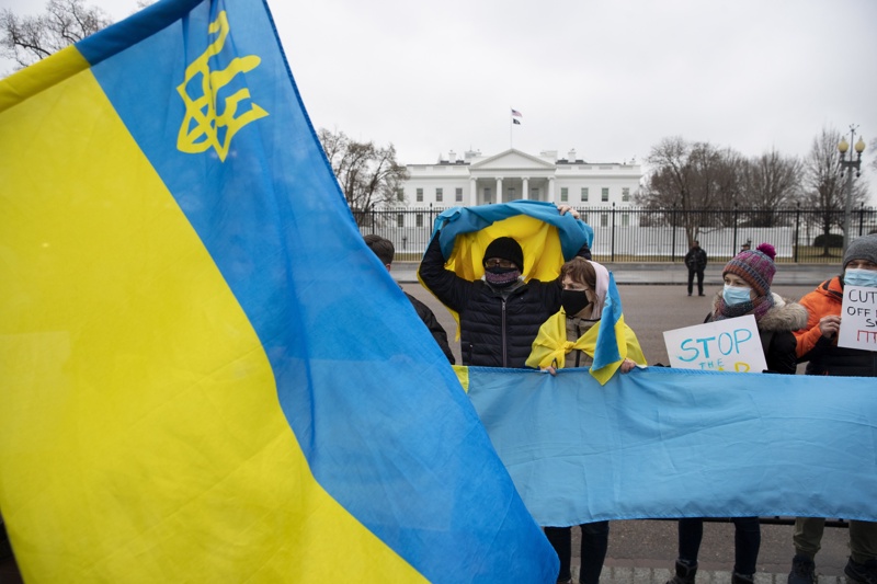 Протестиращи в защита на Украйна пред Белия дом в САЩ