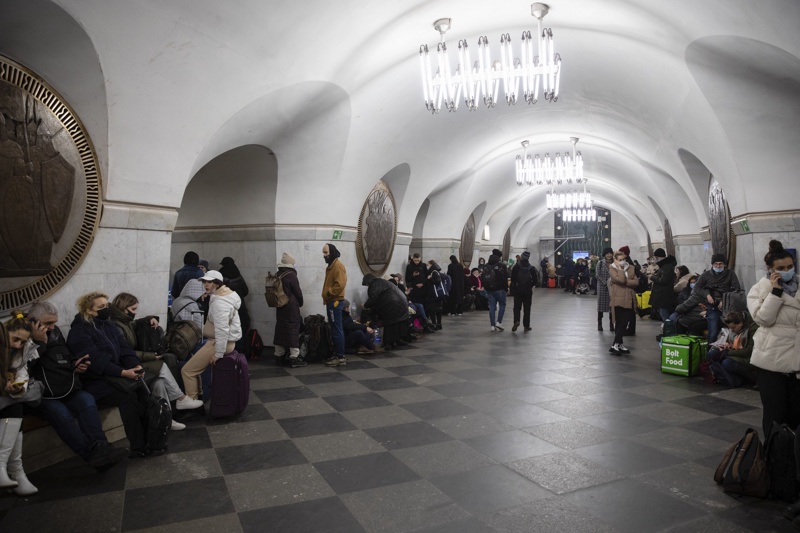 Жители на Киев се крият в метростанциите на града, за да се скрият от въздушни удари