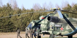Членове на украинската делегация пристигат с военен хеликоптер за преговорите с руската делегация, в Гродно, Беларус .