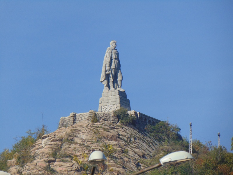 Сподели11 метровата гранитна статуя на съветския воин Альоша на пловдивския хълм