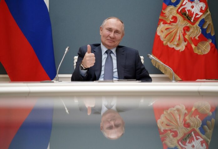 На снимката: Владимир Путин.Общинският съвет на Смолнинско реши да се