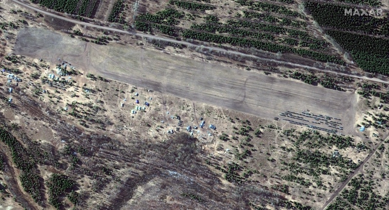Сателитно изображение, предоставено от Maxar Technologies, показва оборудване на сухопътните войски и конвой в Хилчиха, Беларус, 28/02/22 г. 