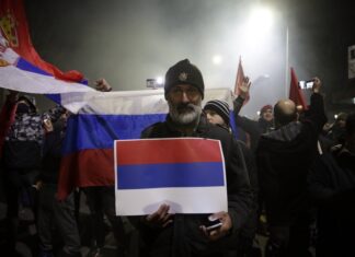 Протестиращи в подкрепа на Русия развяват руски и сръбски знамена в Белград, Сърбия, 4 март 2022 г.