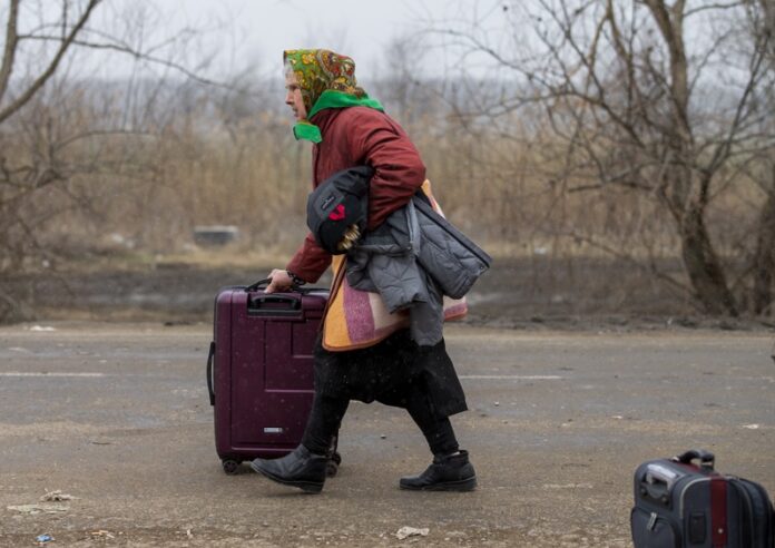 Възрастна жена, бягаща от Украйна, преминава границата с Молдова, 7/03/22 г.