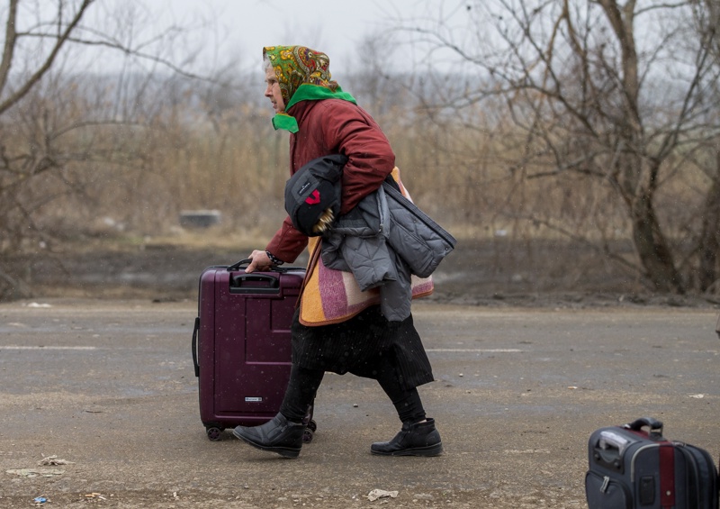 Възрастна жена, бягаща от Украйна, преминава границата с Молдова, 7/03/22 г.