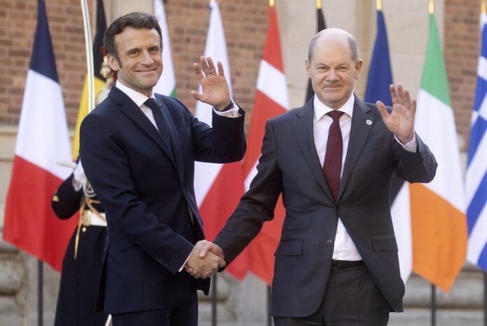 На снимката Олаф Шолц и Еманюел МакронОчаква се френският президент