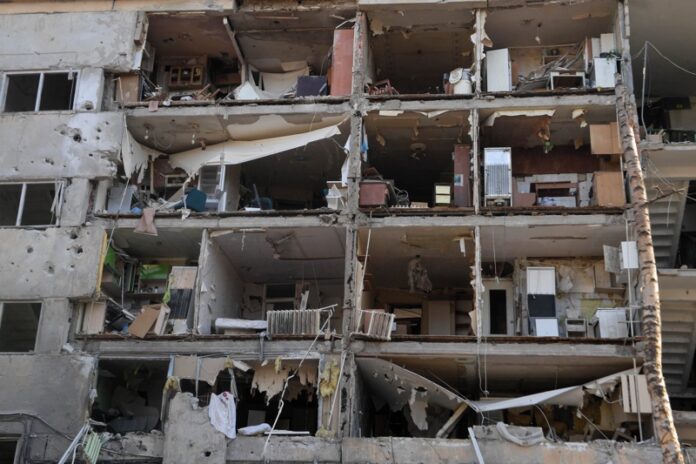 Разрушена сграда в Харков, Украйна