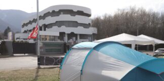 Привърженици на ЦСКА стартираха палатков лагер пред сградата на БФС