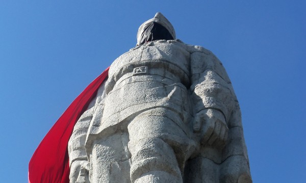 През 2013г. паметникът на Альоша в Пловдив осъмна с червено наметало