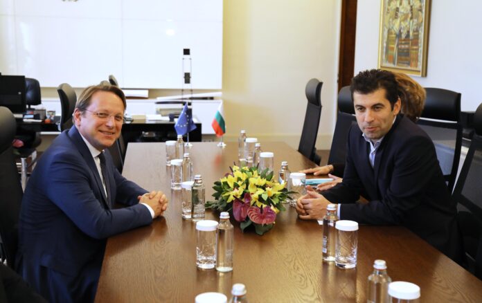 Еврокомисар Оливер Вархеи и премиерът Кирил Петков