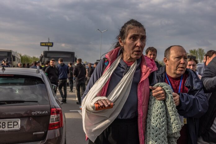 Евакуирани хора от стоманодобивния завод Азовстал, Украйна