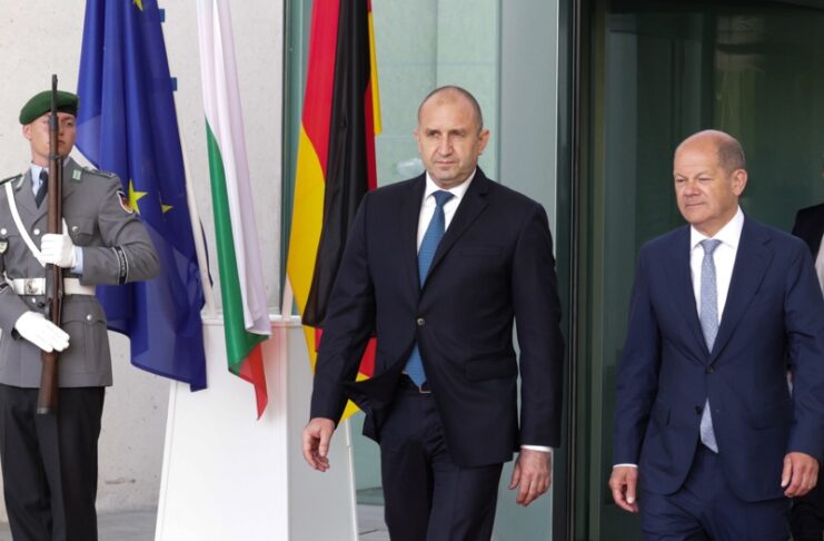 Радев, Шолц