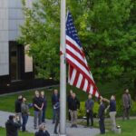 Членове на дипломатическата мисия на САЩ в Украйна издигат националния флаг на САЩ след завръщането си в Киев