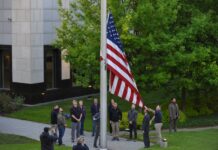 Членове на дипломатическата мисия на САЩ в Украйна издигат националния флаг на САЩ след завръщането си в Киев