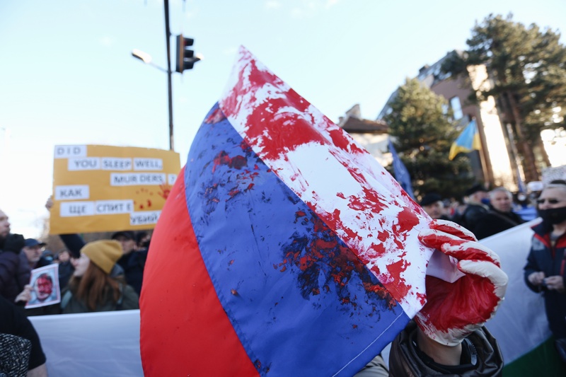 Кадър от спонтанния протест пред руското посолство на 24 февруари