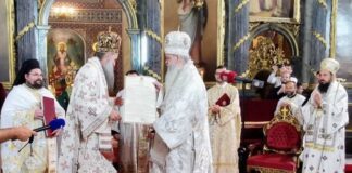 Сръбският патриарх Порфирий връчва на архиепископа на Македонската православна църква Стефан, томос, с който признава нейната независимост